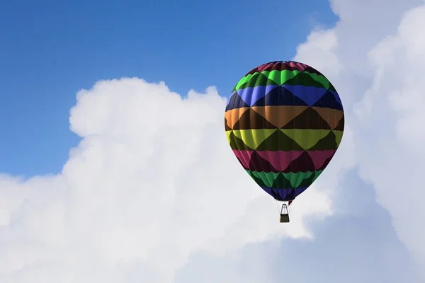 Aerostat pływających w dzień niebo. Techniki mieszane — Zdjęcie stockowe