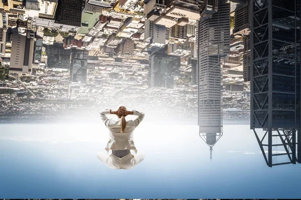 Žena vznáší nad městem — Stock fotografie