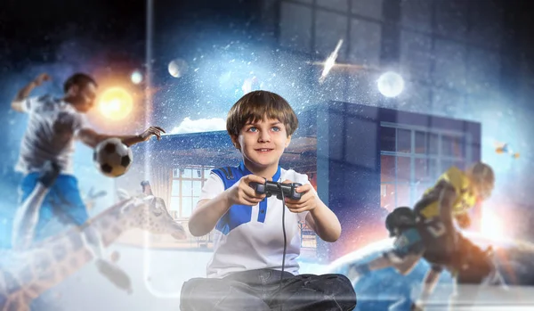 Jongen afspelen van een video game. Mixed media — Stockfoto