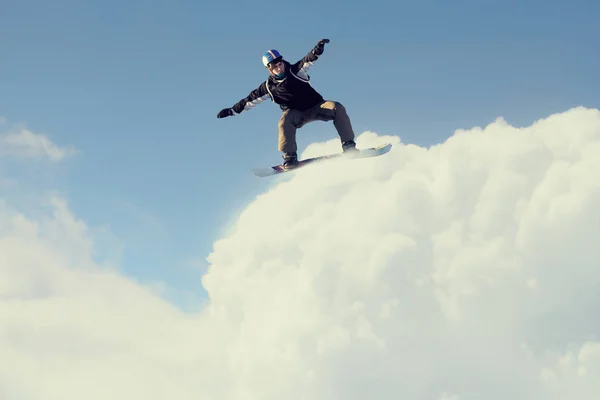 Snowboarder haciendo salto — Foto de Stock