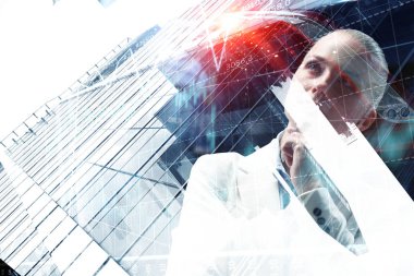 Dalgın Bayan patron. Karışık teknik