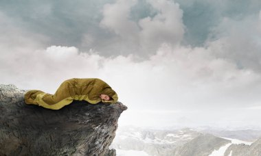 Kız turistik dinlenme. Karışık teknik