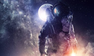 Uzay adamı ve dolunay. Karışık teknik