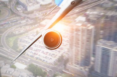 Uçağın gökyüzünde kapatın. Karışık teknik