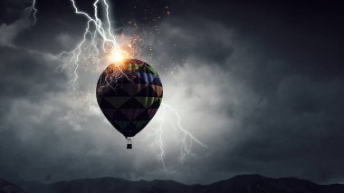 Aerostat bulutların üzerinde uçuyor. Karışık teknik