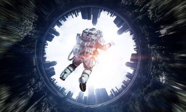 Astronot uzay giysisi içinde