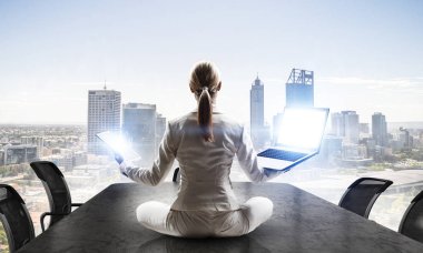 İş kadını işyerinde meditasyon. Karışık teknik