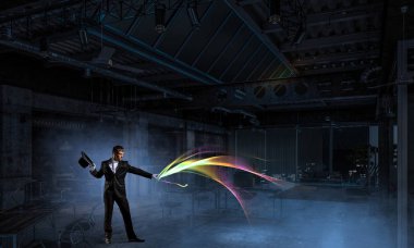 Sihirli gösteren iş adamı. Karışık teknik