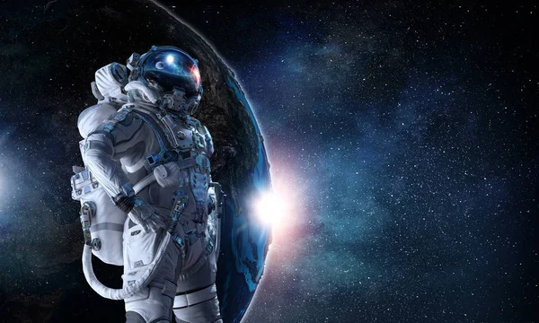 Космонавт і його місія. Змішані медіа — стокове фото