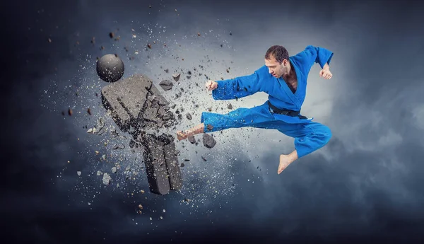 Karate-Männer greifen Gegner an. Gemischte Medien — Stockfoto