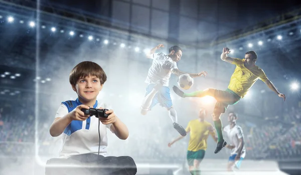 Ragazzo che gioca a un videogioco. Mezzi misti — Foto Stock