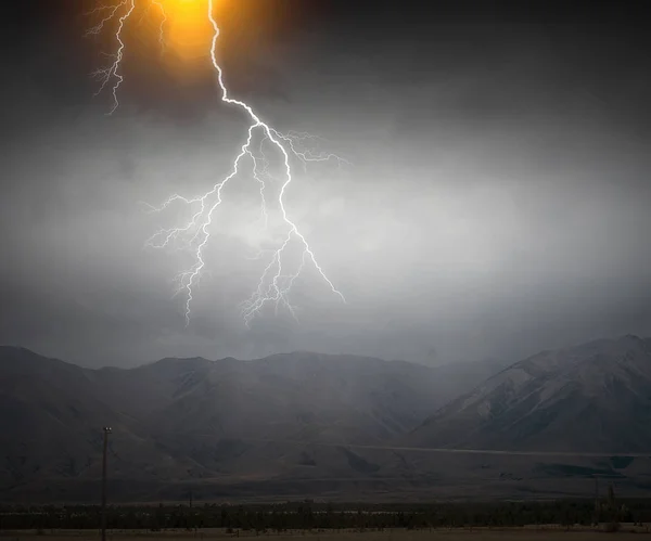 Achtergrond van de dramatische thunder — Stockfoto