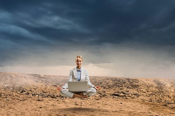 Versucht, ein Gleichgewicht zu finden. Gemischte Medien — Stockfoto