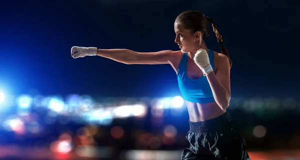 Ella es luchadora. Medios mixtos — Foto de Stock