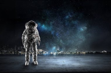 Açık duran astronot. Karışık teknik