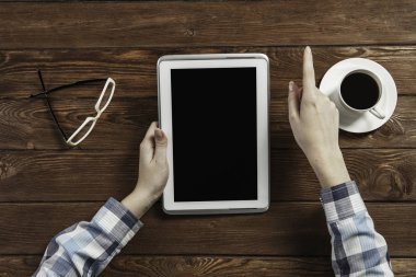 Tablet PC ile elinde boş perde