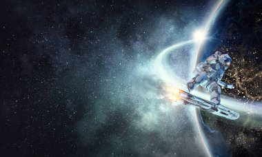 Yönetim Kurulu uçan üzerinde uzay adamı. Karışık teknik