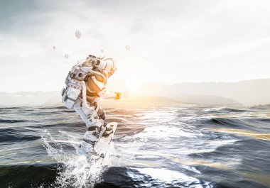 Astronot gemide. Karışık teknik
