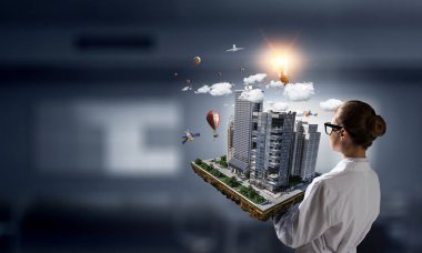 Kadın sunan inşaat modeli. Karışık teknik