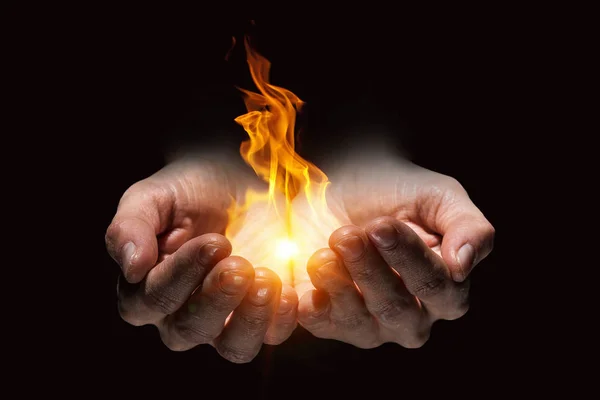 在他的手中燃烧的火 — 图库照片