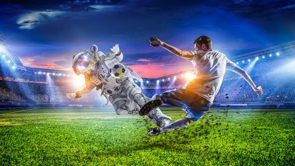 Astronaut spela fotbollsspel — Stockfoto