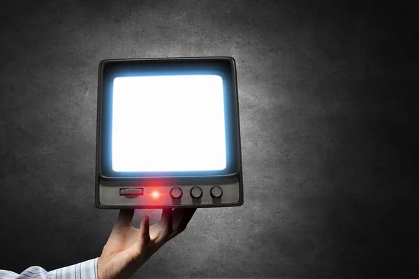 손에서 오래 된 tv입니다. 혼합 매체 — 스톡 사진