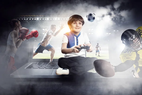 Ragazzo che gioca a un videogioco. Mezzi misti — Foto Stock