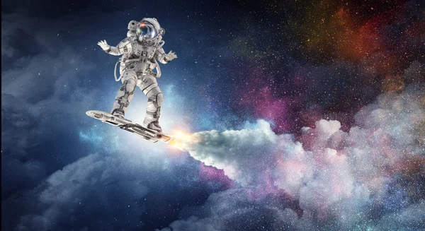 Yönetim Kurulu uçan üzerinde uzay adamı. Karışık teknik