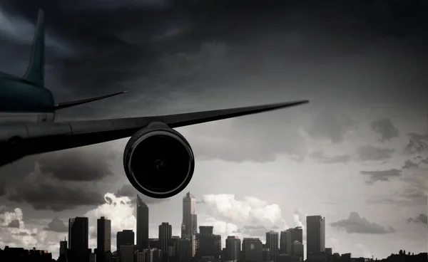 Silhuetten av flygplan i himlen. Mixed media — Stockfoto
