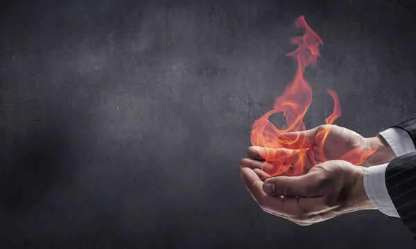 Fogo queimando em suas mãos — Fotografia de Stock