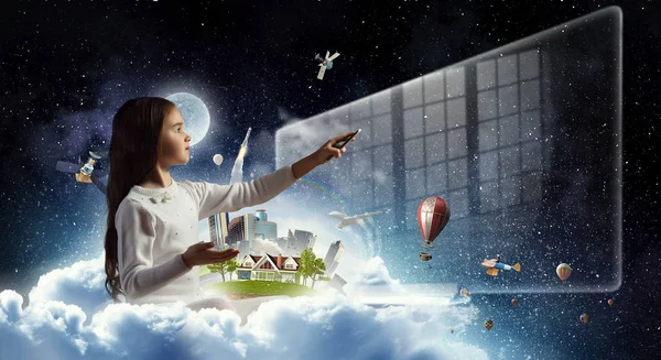 Video oyunu oynayan kız. Karışık teknik