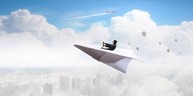 Kağıt Uçak içinde kadın pilot. Karışık teknik