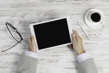 Tablet PC ile elinde boş perde