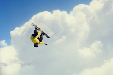 snowboard yaparken atlama