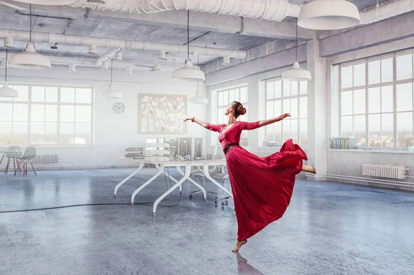 La danza è la sua passione. Mezzi misti — Foto Stock