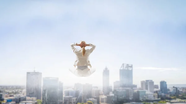Vrouw zweven boven stad — Stockfoto