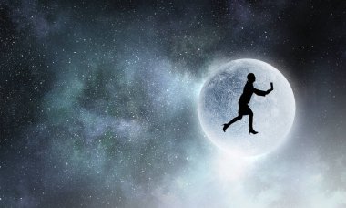 Dolunayda arka plan karşı kadın. Karışık teknik