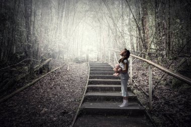 Kayıp ve yalnız hissediyor