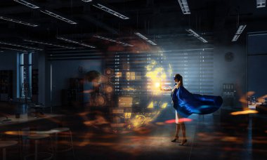 Süper kadın gökyüzünde. Karışık teknik