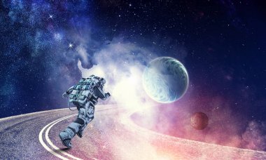 Uzay adamı ve galaksi çalışıyor. Karışık teknik