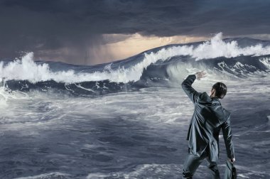 Sörf denizde yüzen buz kütlesi. Karışık teknik