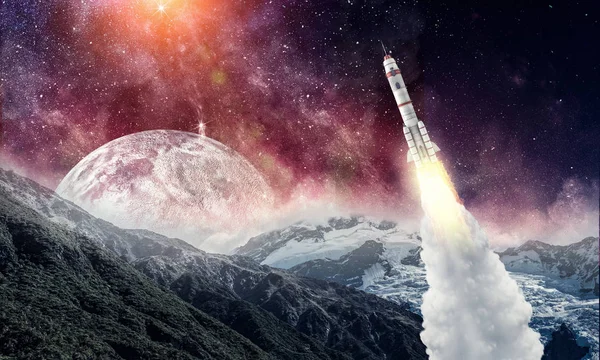 Πύραυλο στο διάστημα. Μικτή τεχνική — Φωτογραφία Αρχείου