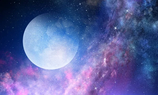 Повний місяць в нічному зоряному небі — стокове фото