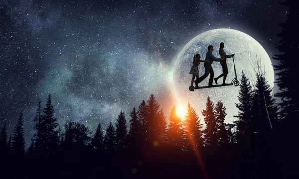 満月に対して家族。ミクスト メディア — ストック写真