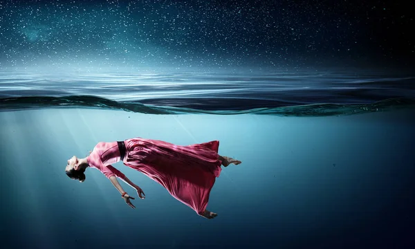 Mulher dançarina em água azul claro — Fotografia de Stock