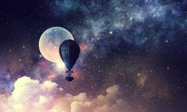 Aerostat içinde seyahat kadın. Karışık teknik