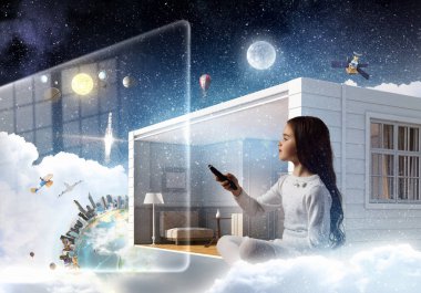 Video oyunu oynayan kız. Karışık teknik