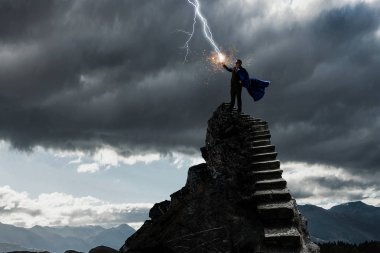 Süper adam gökyüzünde. Karışık teknik