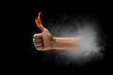 Onun ellerinde yanan ateşi