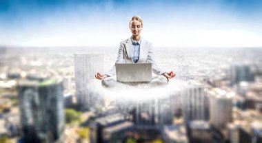 Kadın float şehir üzerinde